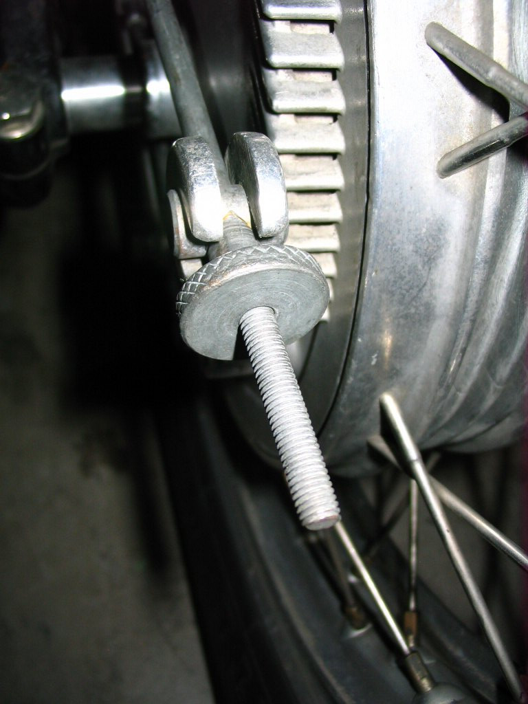 Brake actuation rod for the Moto Guzzi V700, V7 Special, Ambassador, 850 GT, 850 GT California, Eldorado, and 850 California Police motorcycles.Cross rod and adjustment nut (Moto Guzzi 850 T brake drum shown).