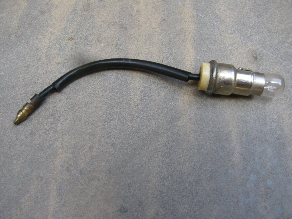 Single terminal socket with lead wire (Style C).