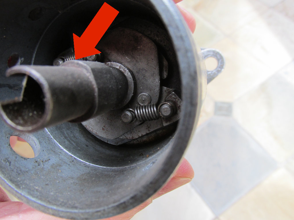 Narrow lobe of distributor on top, wide on the bottom. Arrow points to narrow lobe. Applicable to Moto Guzzi V700, V7 Special, Ambassador, 850 GT, 850 GT California, Eldorado, and 850 California Police models.