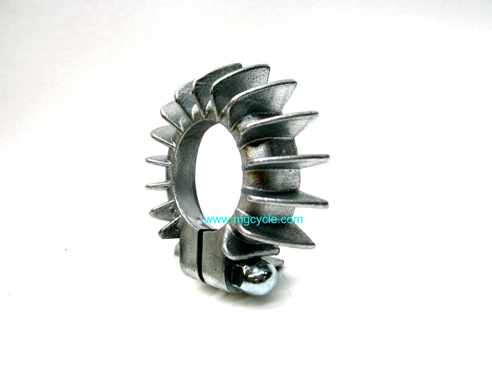 Header pipe nut clamp with cooling fins