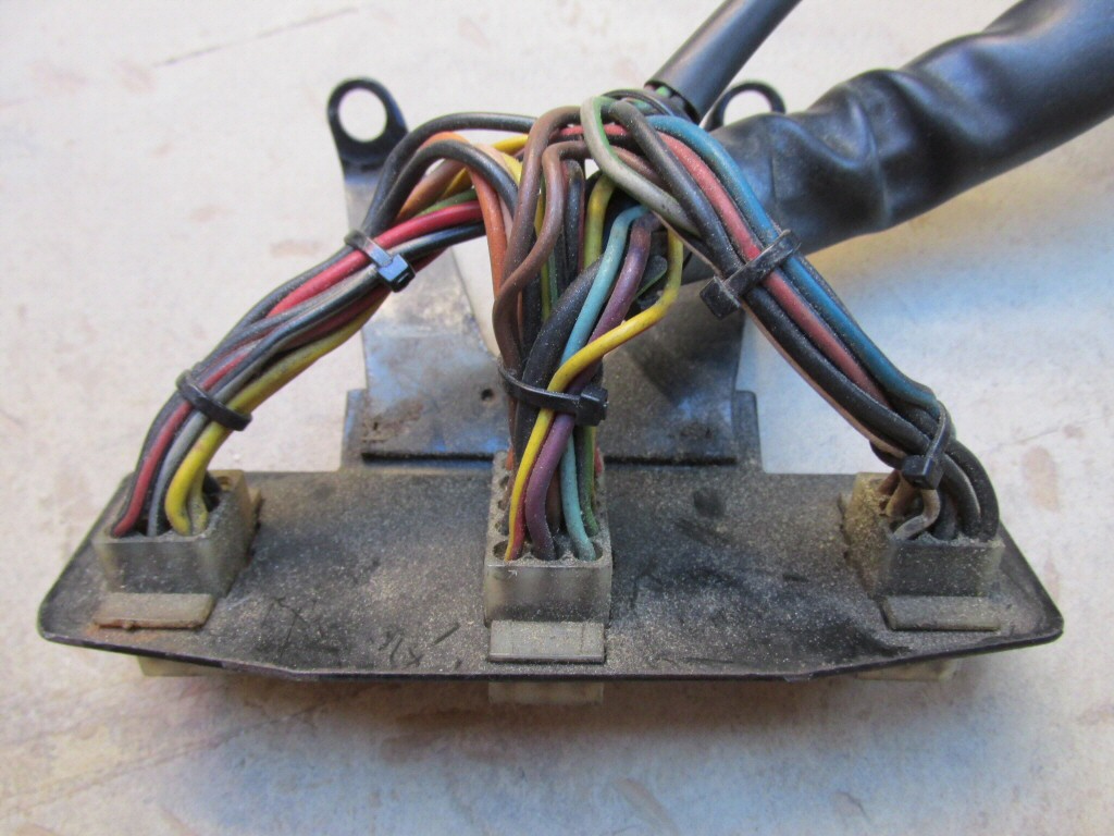 Wiring harness plate for Molex connectors; MG# 28749760 for the Le Mans 1000. Mounts beneath dash.