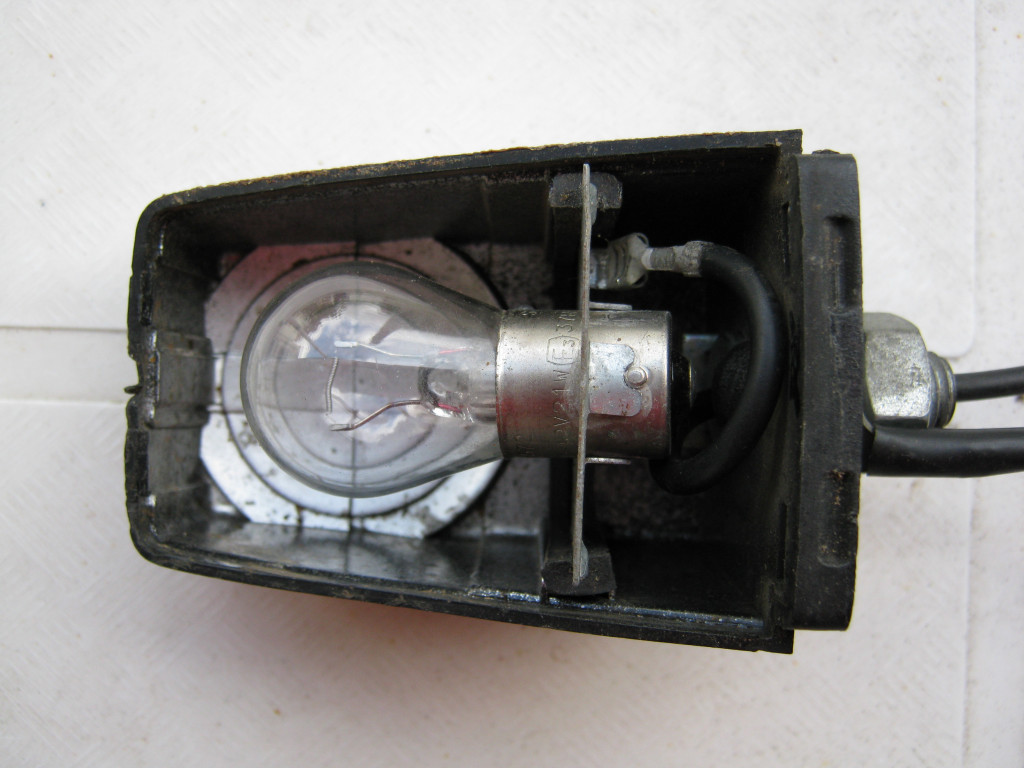 Front turn signal wiring (ground and power) for Moto Guzzi Le Mans III models.
