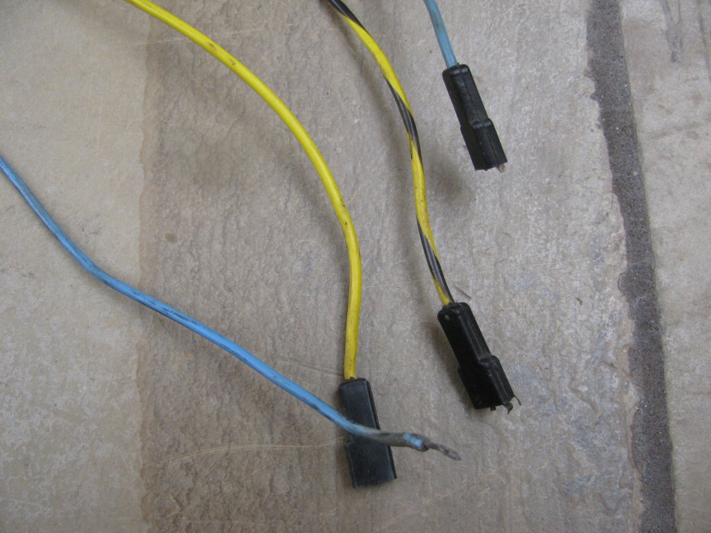 Sub-harness connecting the 3 connection female spade connectors to each turn signal indicator light on the dash. It also provides functionality for the left push-pull switch on the dash (what Moto Guzzi calls the supplementary light, additional light for police duties, or courtesy light switch).