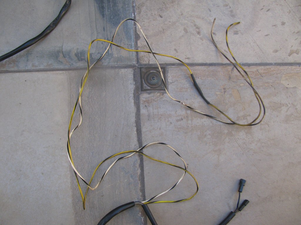 Sub-harness connecting the fuse block and distribution panel to the right handlebar switch sub-harness (turn signals) and the subsequent wiring to the individual turn signals.