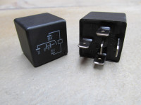 40 amp, 5 pin mini relay (SPST) without mounting bracket.