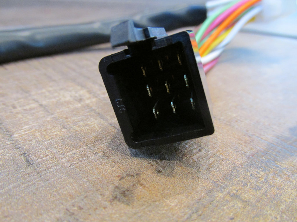 9-pin connection to K&S left handlebar switches.