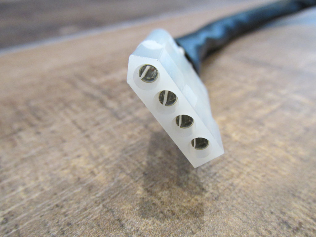 4-pin connection to K&S right handlebar switches.