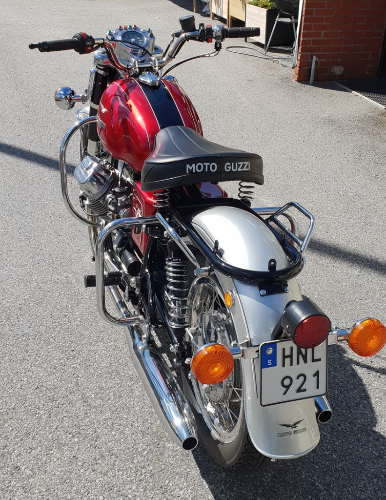 Björn Inge's restored 850 California Police with custom paint and modern cartridge internals inside the forks; also includes a replacement wire harness that I built for him.