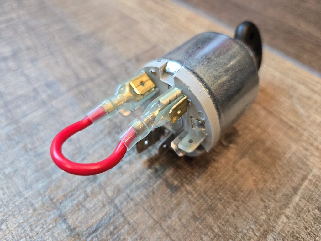 This jumper wire with piggyback terminal is necesary to achive the same functionality as the original ignition switch.