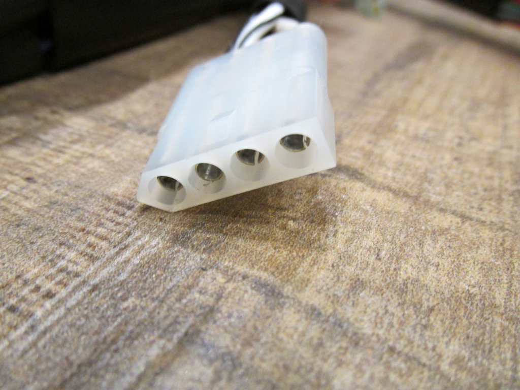 4 terminal connection that connects to the right handlebar switch sub-harness.