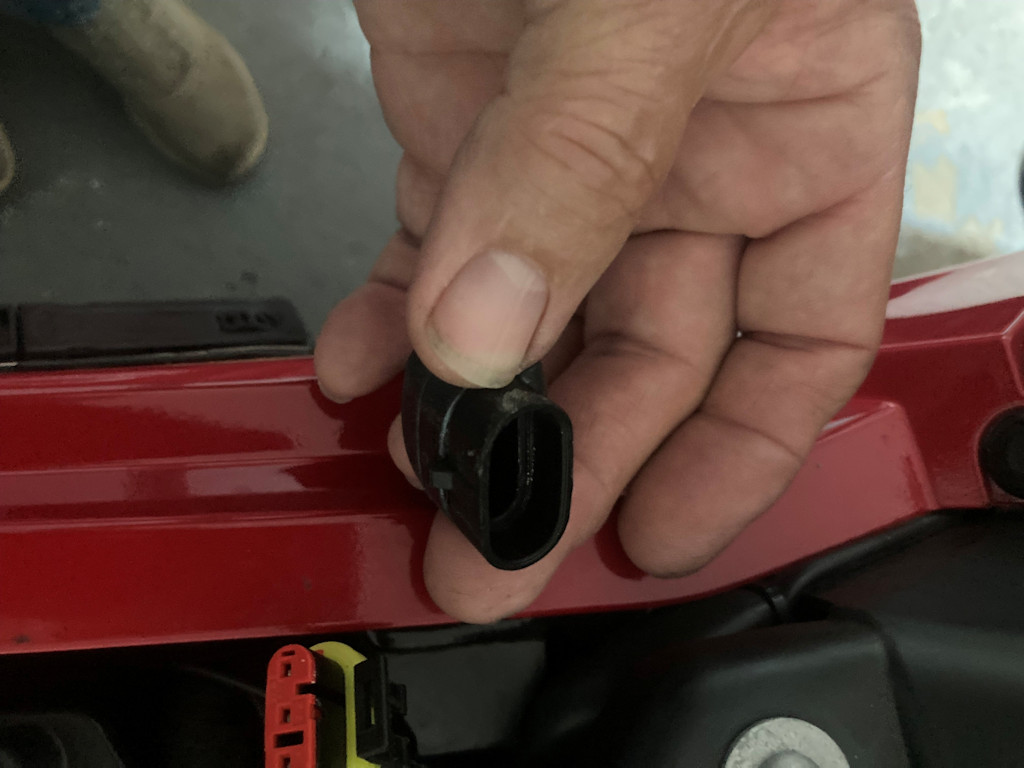 Cover that may be fit to the 3-pin connector.