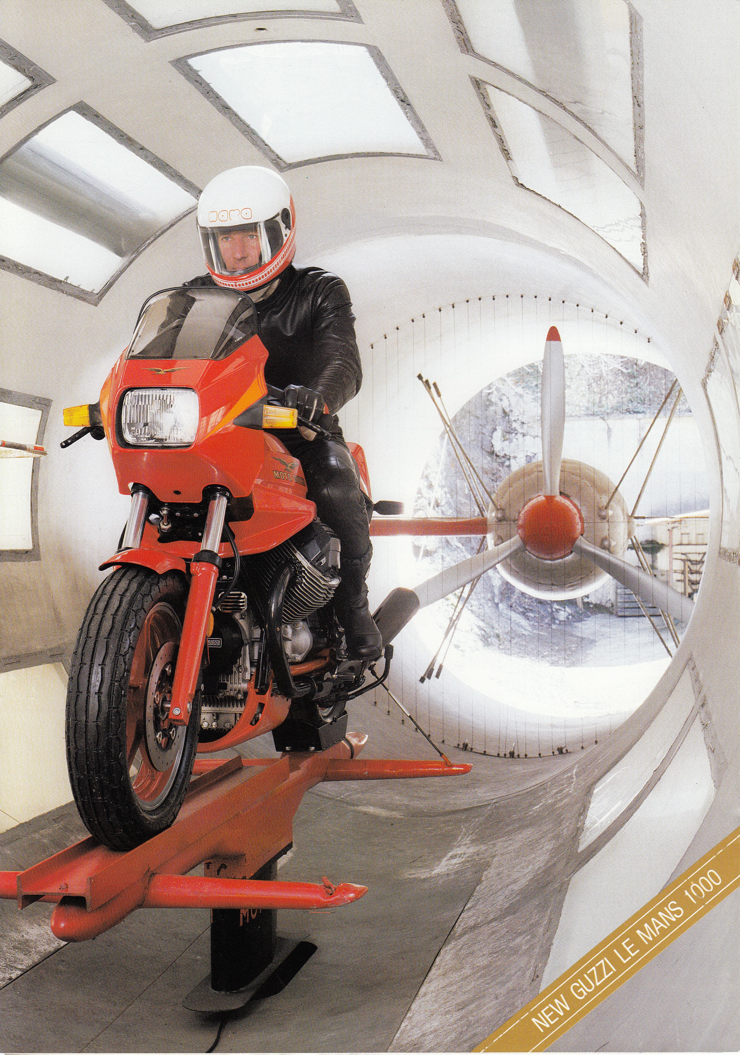 Brochure - Moto Guzzi Le Mans 1000 (red centerfold, wind tunnel on cover) [English]