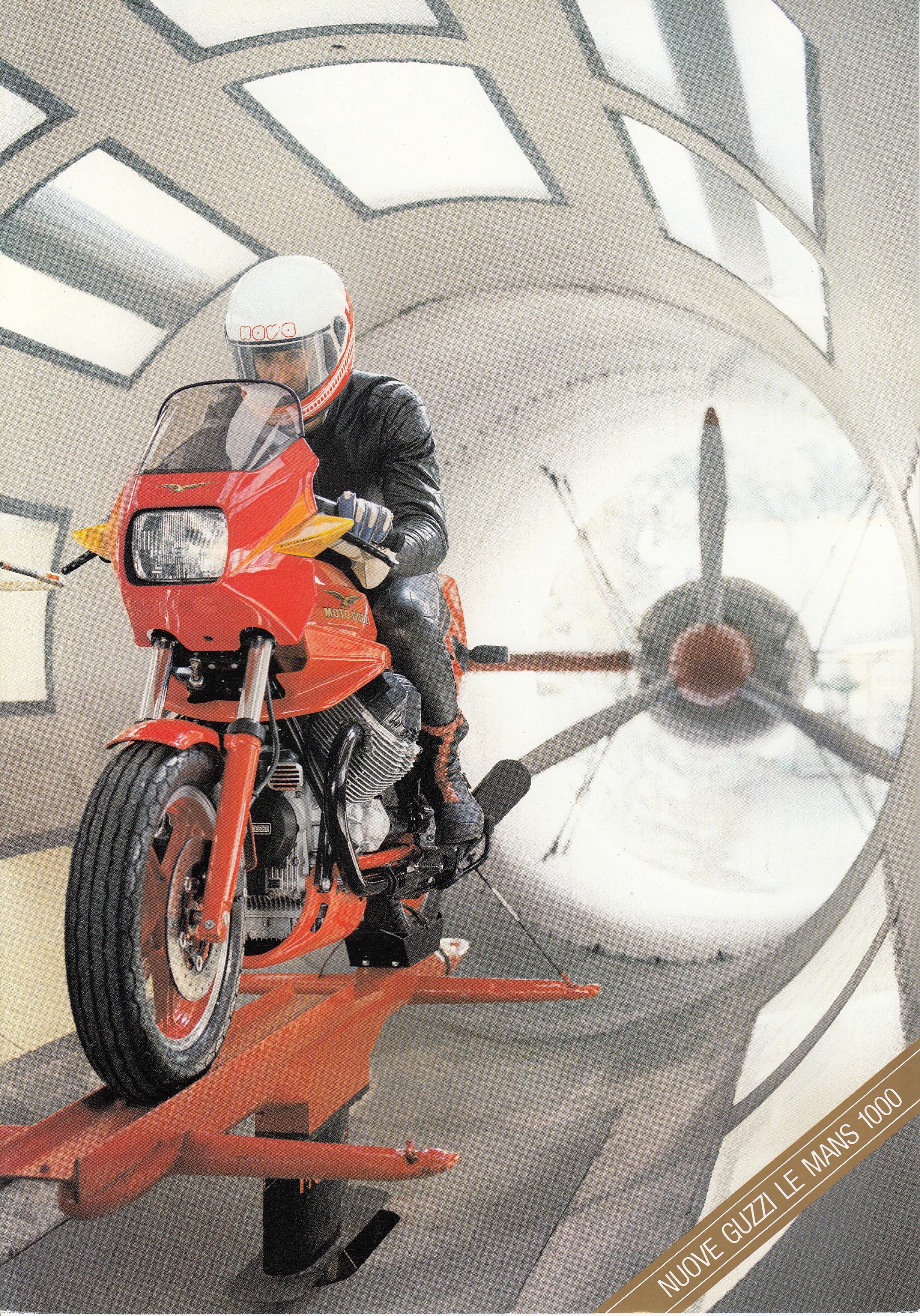 Brochure - Moto Guzzi Le Mans 1000 (red centerfold, wind tunnel on cover) [Italian]