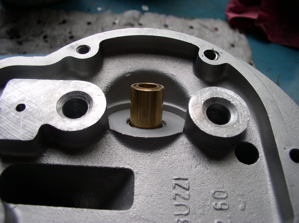 Later cylinder head without extra casting. This cylinder head supports the use of two valve springs.