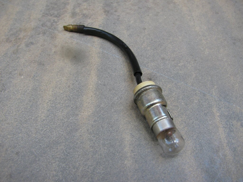 Single terminal socket with lead wire (Style C).