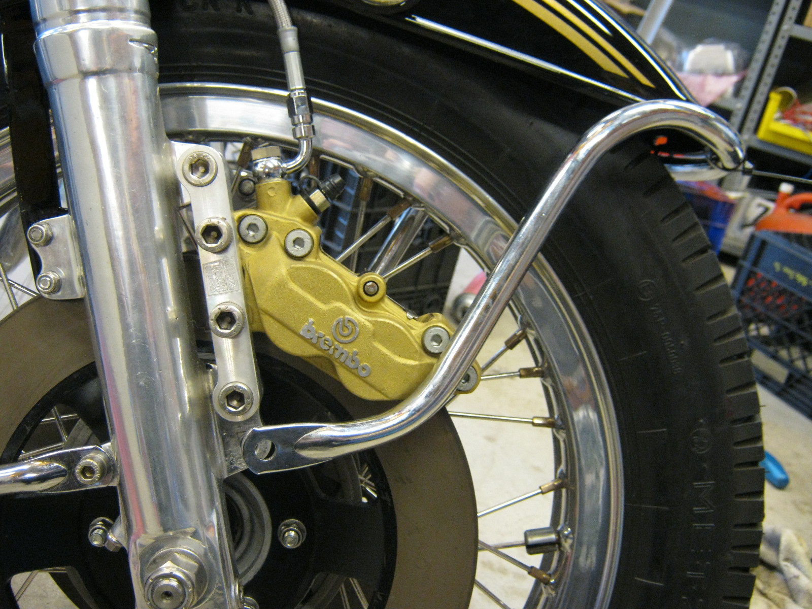 Disc brake configuration using 4 piston calipers. Applicable to Moto Guzzi V700, V7 Special, Ambassador, 850 GT, 850 GT California, Eldorado, and 850 California Police models.