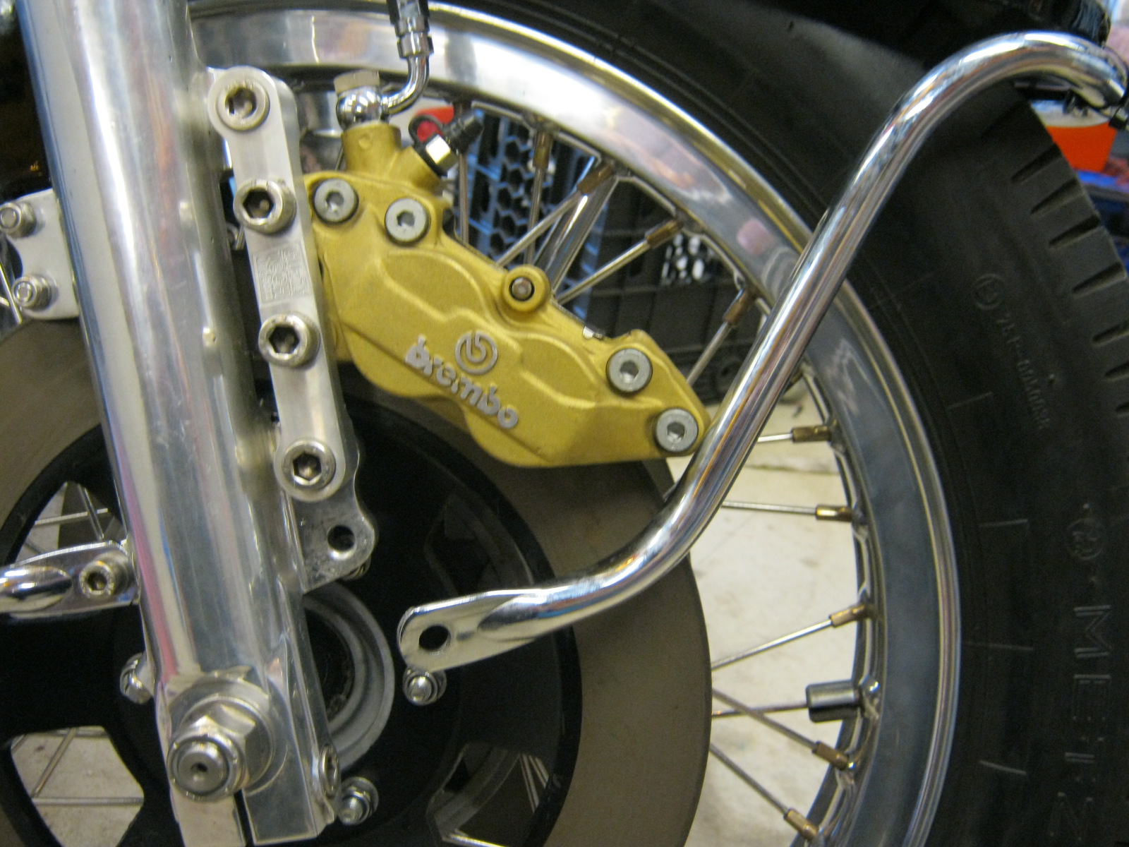 Disc brake configuration using 4 piston calipers. Applicable to Moto Guzzi V700, V7 Special, Ambassador, 850 GT, 850 GT California, Eldorado, and 850 California Police models.