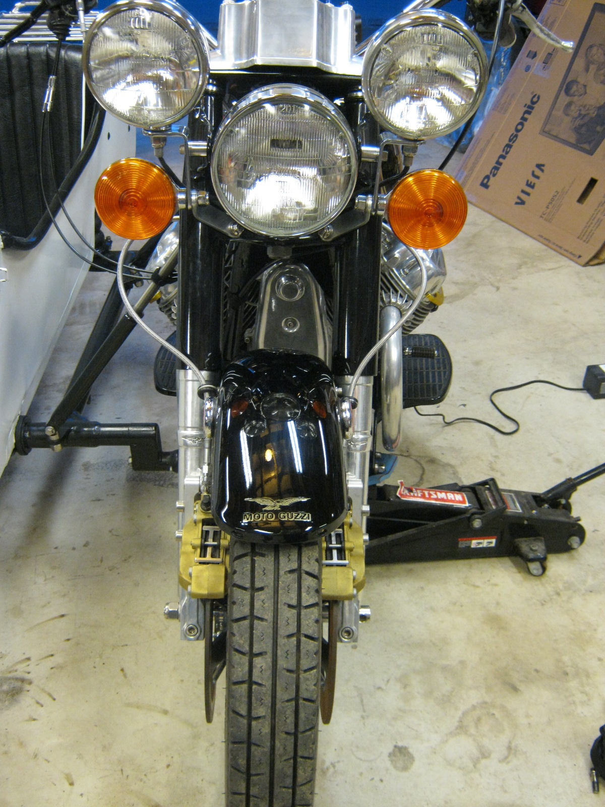 Disc brake configuration using 4 piston calipers. Applicable to Moto Guzzi V700, V7 Special, Ambassador, 850 GT, 850 GT California, Eldorado, and 850 California Police models.