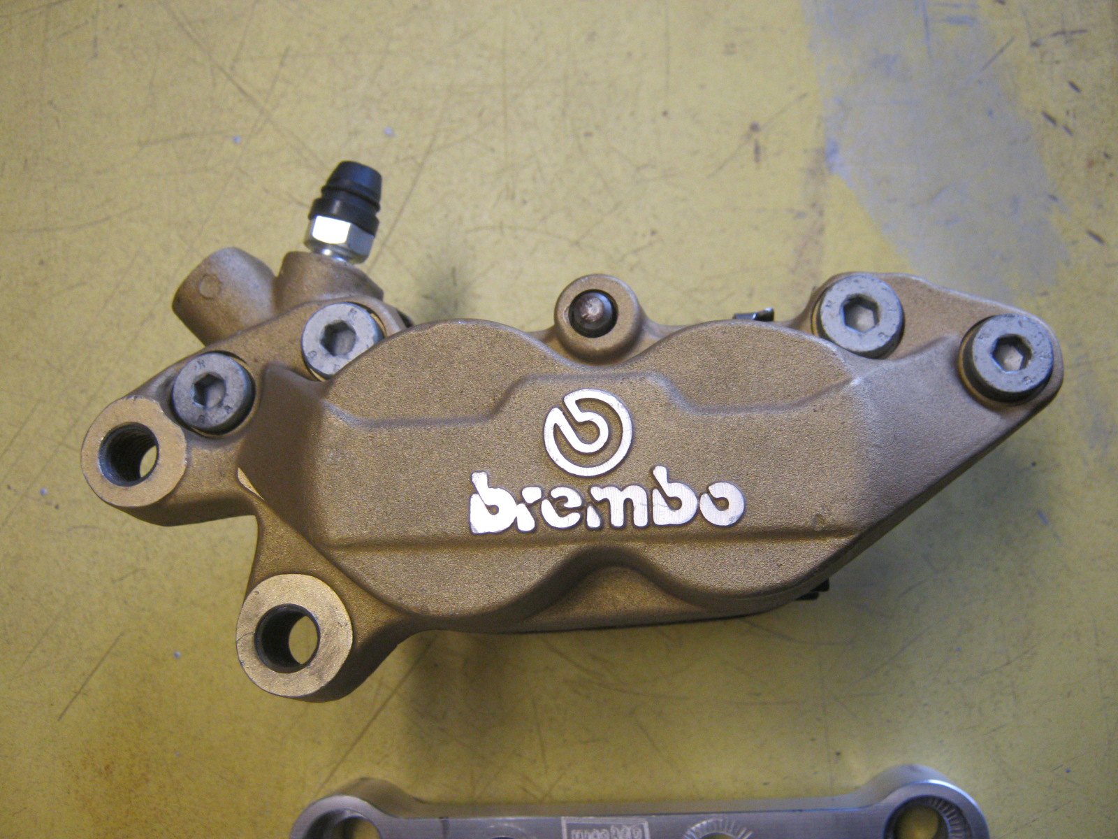 Disc brake configuration using 4 piston calipers. Applicable to Moto Guzzi V700, V7 Special, Ambassador, 850 GT, 850 GT California, Eldorado, and 850 California Police models.