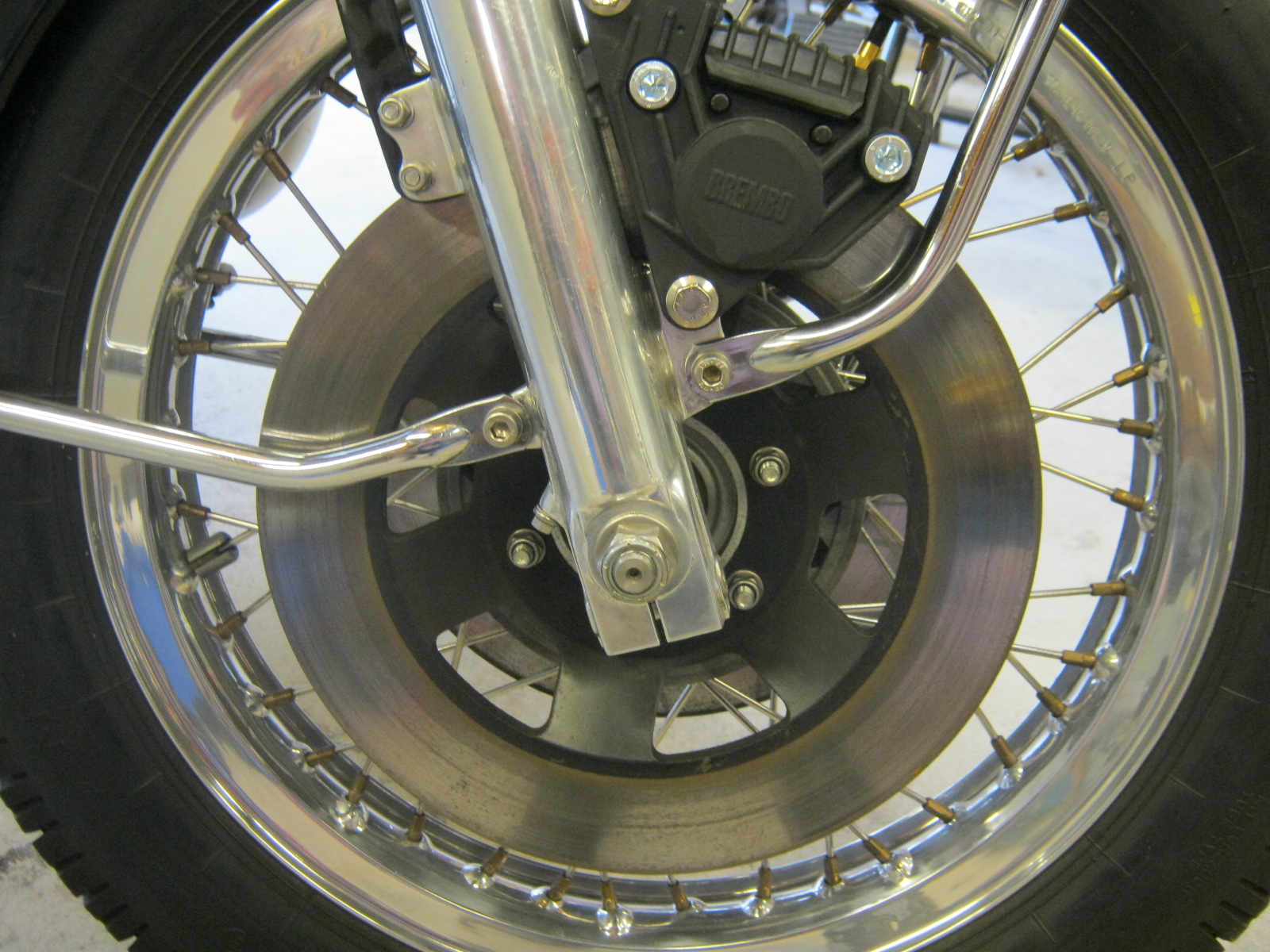 Disc brake configuration. Applicable to Moto Guzzi V700, V7 Special, Ambassador, 850 GT, 850 GT California, Eldorado, and 850 California Police models.