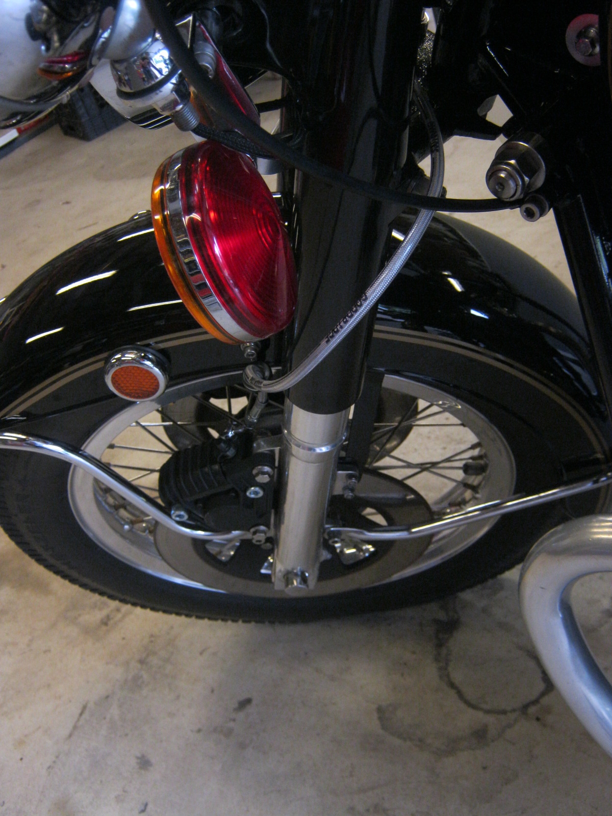 Disc brake configuration. Applicable to Moto Guzzi V700, V7 Special, Ambassador, 850 GT, 850 GT California, Eldorado, and 850 California Police models.