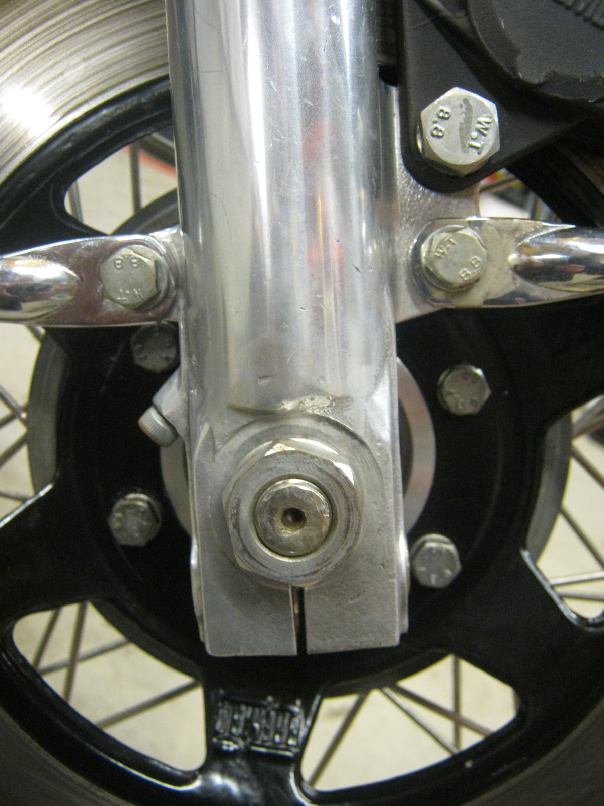 Disc brake stockish configuration. Applicable to Moto Guzzi V700, V7 Special, Ambassador, 850 GT, 850 GT California, Eldorado, and 850 California Police models.