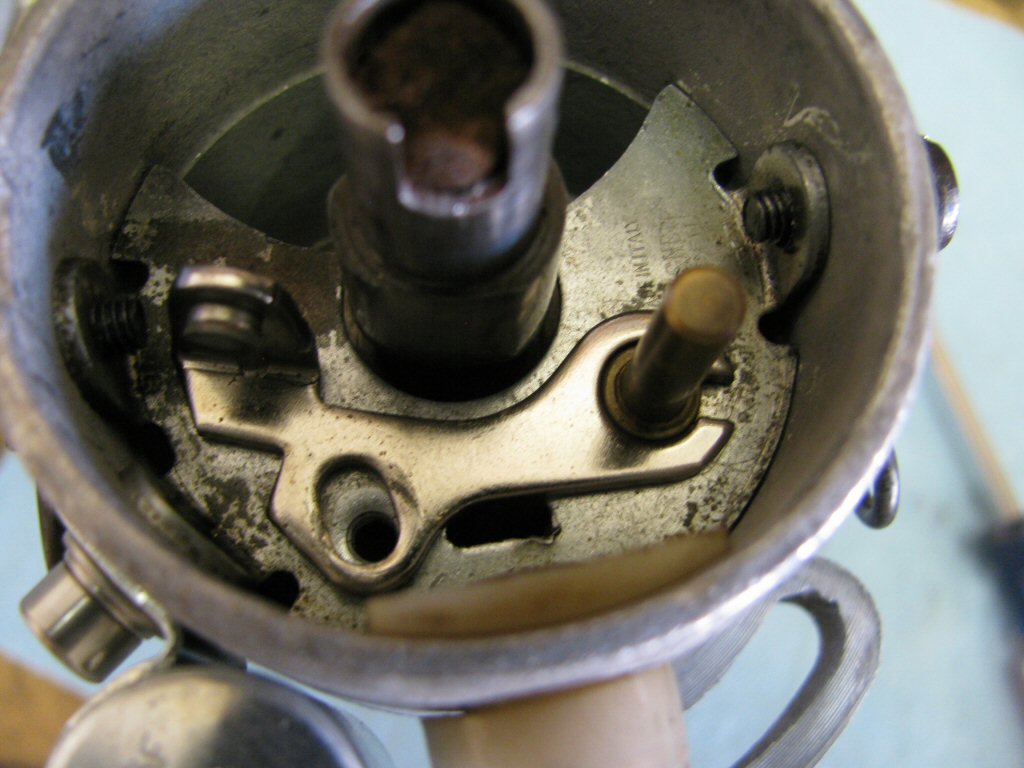 Fit the base of the contact breaker as shown.