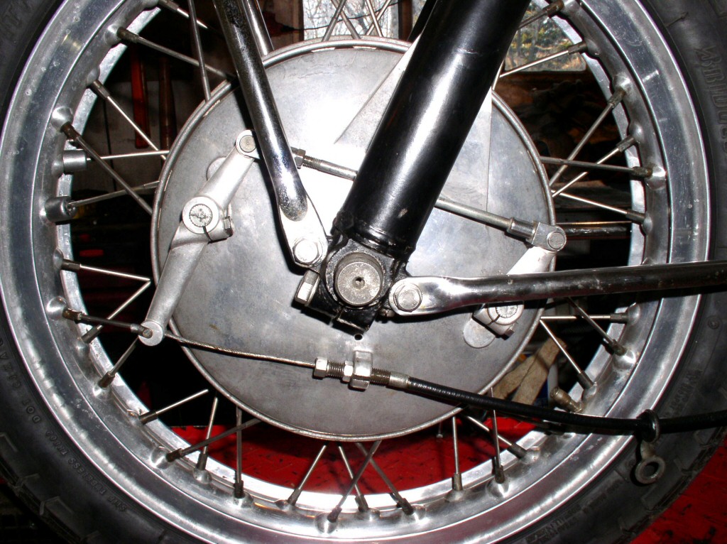 With the o.e. Guzzi cable fitted and without the adjuster at the hand lever, it's possible to achieve the angle recommended by Vintage Brake.