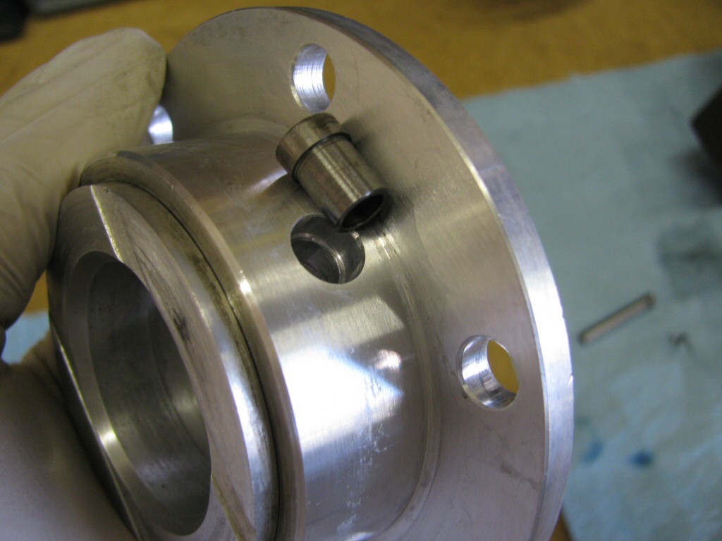 The oiling dowel for the front main bearing.