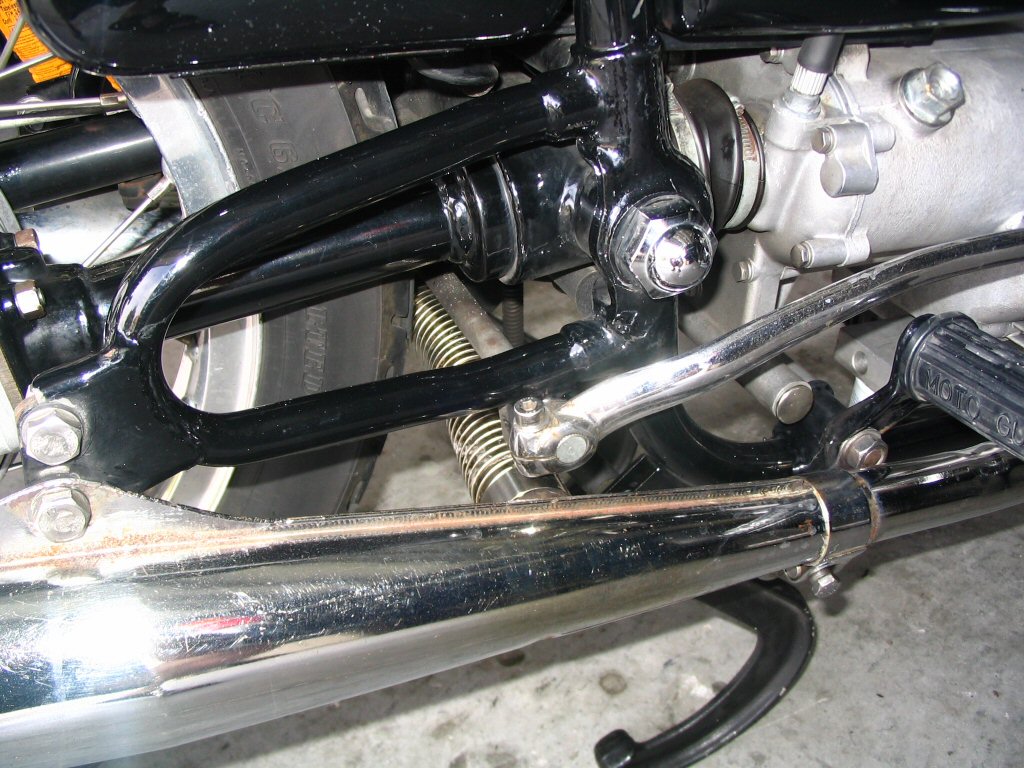 Fitting a flexible crossover pipe to Moto Guzzi V700, V7 Special, Ambassador, 850 GT, 850 GT California, Eldorado, 850 California Police models.