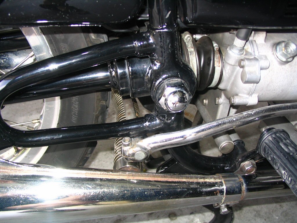 Fitting a flexible crossover pipe to Moto Guzzi V700, V7 Special, Ambassador, 850 GT, 850 GT California, Eldorado, 850 California Police models.