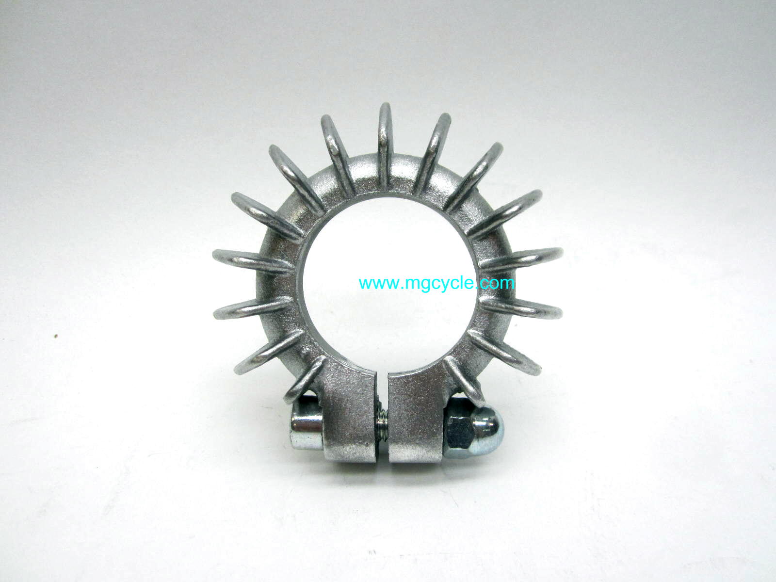 Header pipe nut clamp with cooling fins