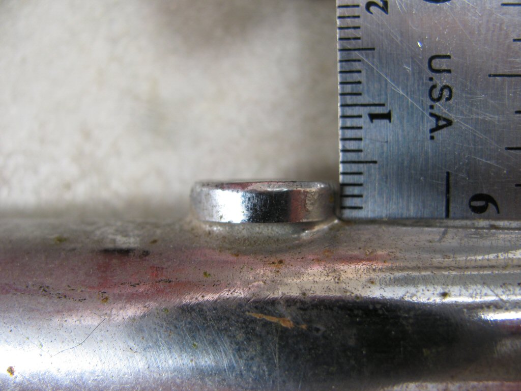 Threaded bung height; ~3 mm measurement.
