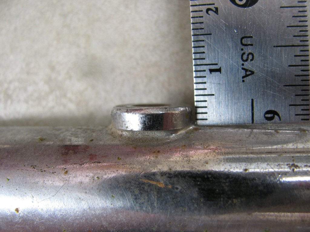 Threaded bung height; ~3 mm measurement.