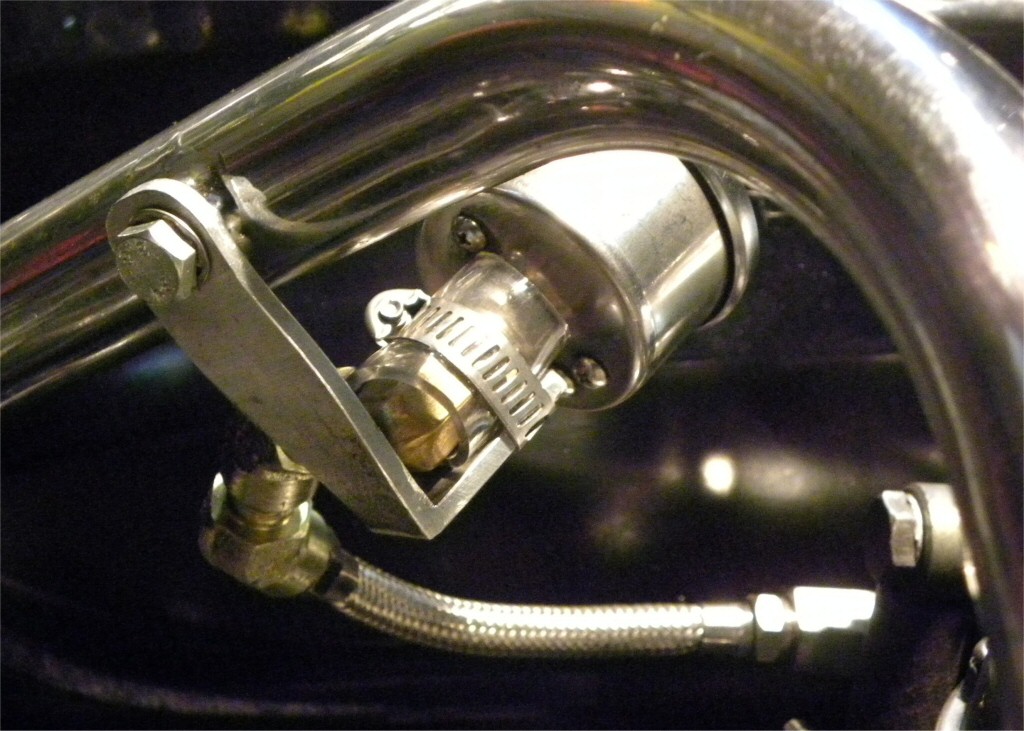Oil pressure gauge fit to a Moto Guzzi V1000 I-Convert.