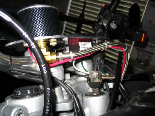 An oil pressure gauge fitted to a Moto Guzzi Quota 1100 ES.