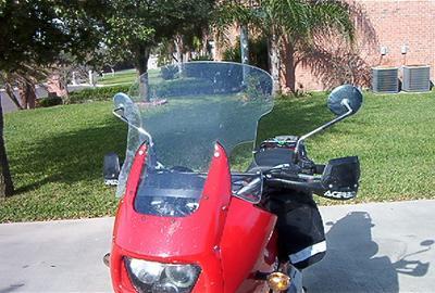 Gustafsson Plastics Touring windshield fitted to a Moto Guzzi Quota 1100 ES.