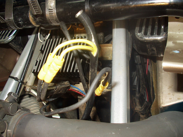 Wiring detail for mounting an aftermarket voltage regulator on a Moto Guzzi Quota 1100 ES.