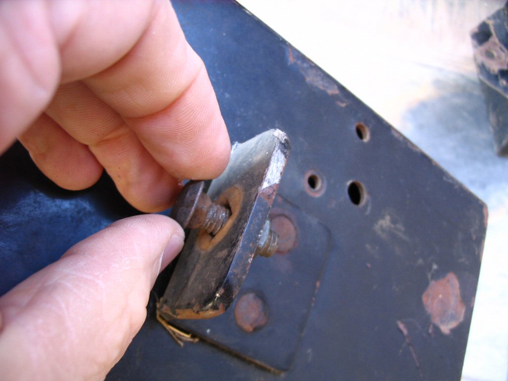 Left saddlebag: Tab on forward facing side. Has square hole for a carriage bolt. Perhaps a mount for an antennae? LAPD saddlebags as used on Police versions of the Moto Guzzi V700, Ambassador, and Eldorado