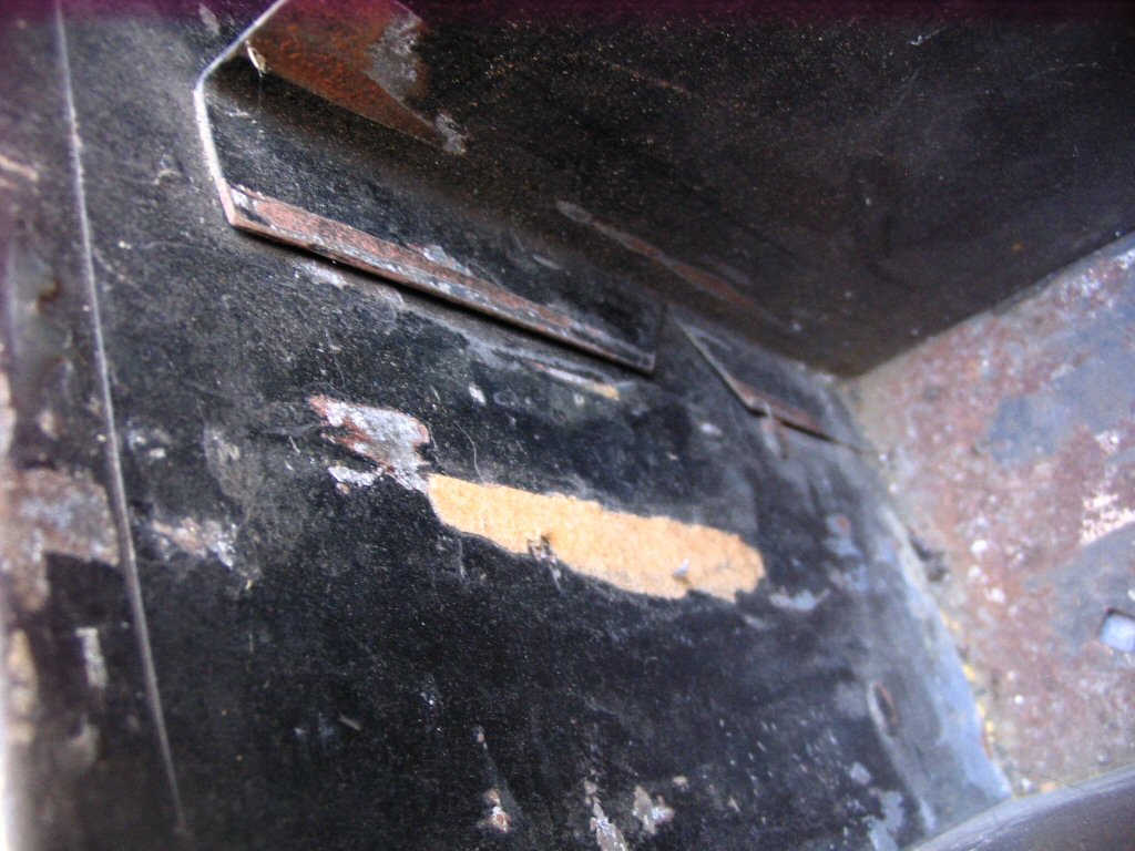 Right saddlebag: Close-up view of long divider spot welded to main box at the rearward facing side. LAPD saddlebags as used on Police versions of the Moto Guzzi V700, Ambassador, and Eldorado
