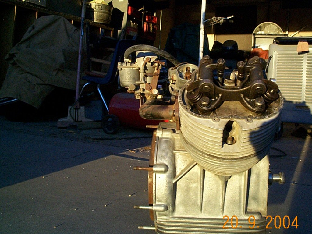 Single carburetor setup on a Moto Guzzi Ambassador.