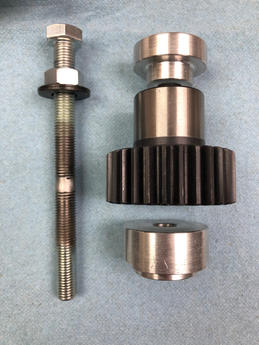 Tool for aligning and centering the clutch plates so that the clutch input hub on the transmission can be installed.