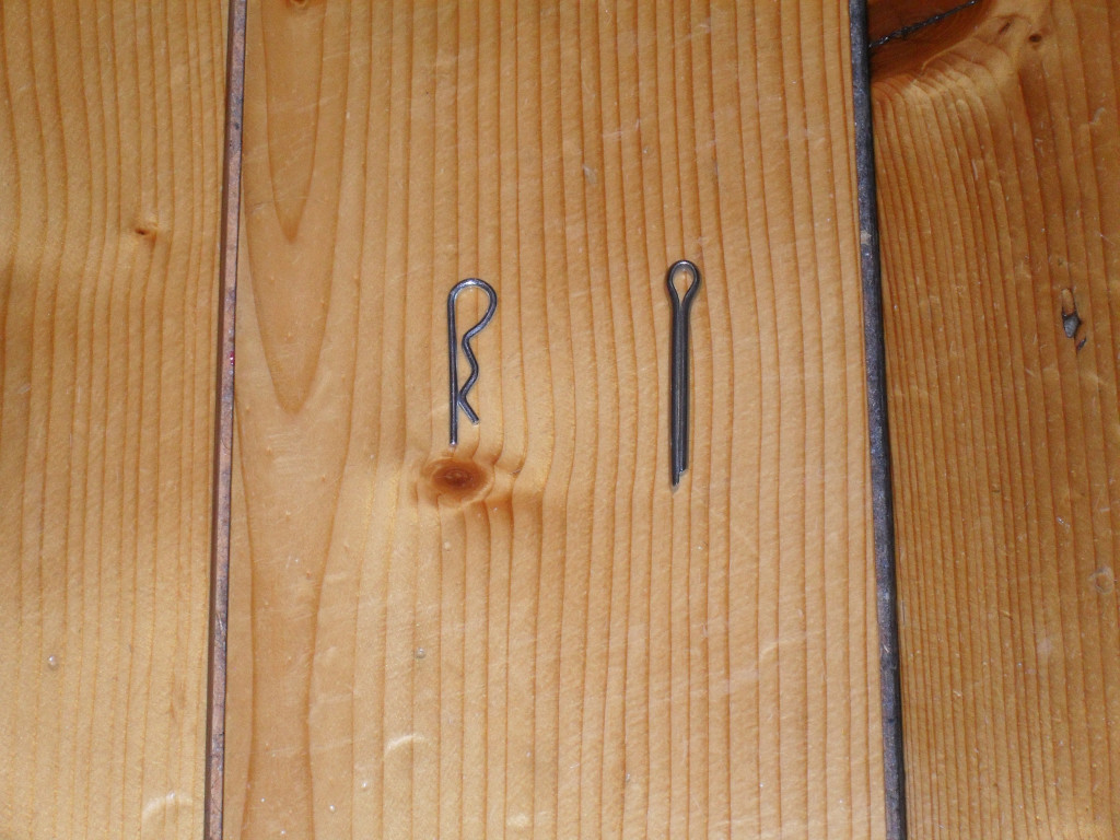 These spring cotter pins (left) are easier and faster to handle than split pins (right) to adjust the linking rod. That's why I prefer them, as you may have seen.