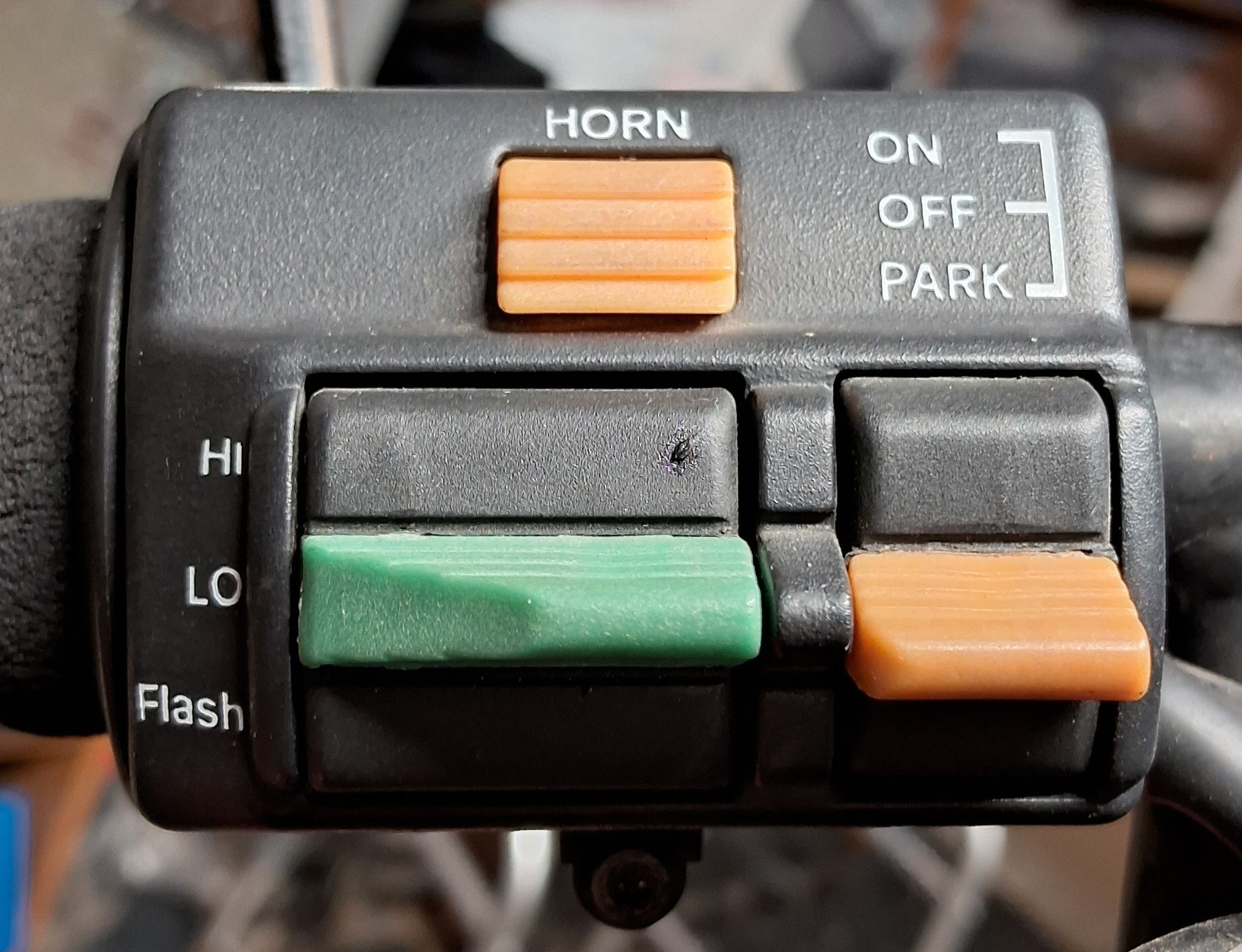 Applicable to this series 1 left handlebar switch (MG# 28738000) used on the V65 Lario (not included).