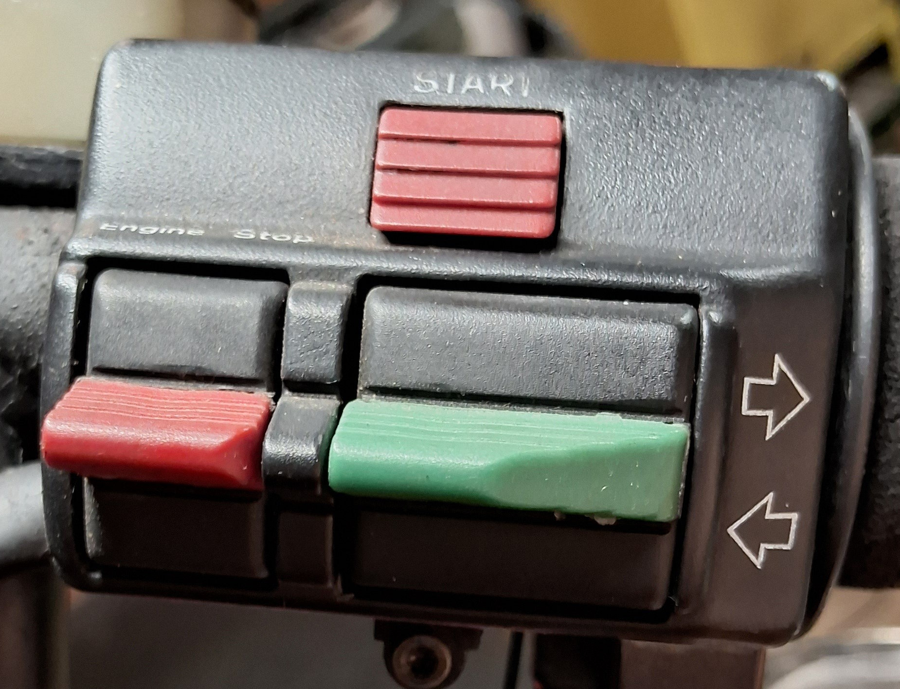 Applicable to this series 1 right handlebar switch (MG# 28750300) used on the V65 Lario (not included).