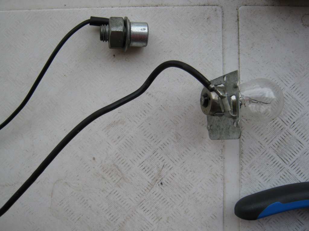 Front turn signal wiring (ground and power) for Moto Guzzi Le Mans III models.