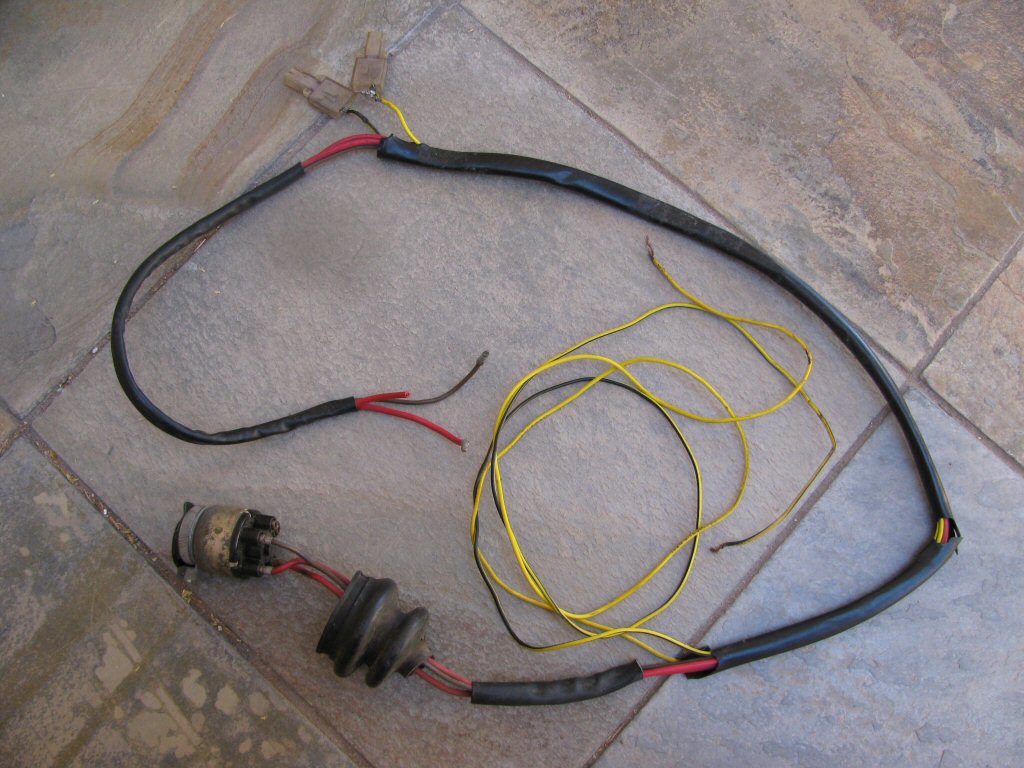 Sub-harness connecting the ignition switch to the fuse block and distribution panel. It also connects the 3 connection female spade connectors to the rear turn signals.