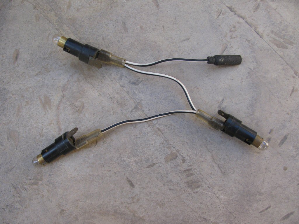 Sub-harness interconnecting the generator, oil pressure, and neutral indicator lights (early dual gauge dash and all police models).