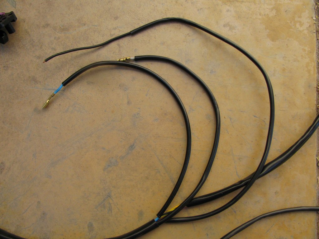 Sub-harness connecting the right handlebar switch (turn signals) to the fuse panel and the 3 connection female spade connector.