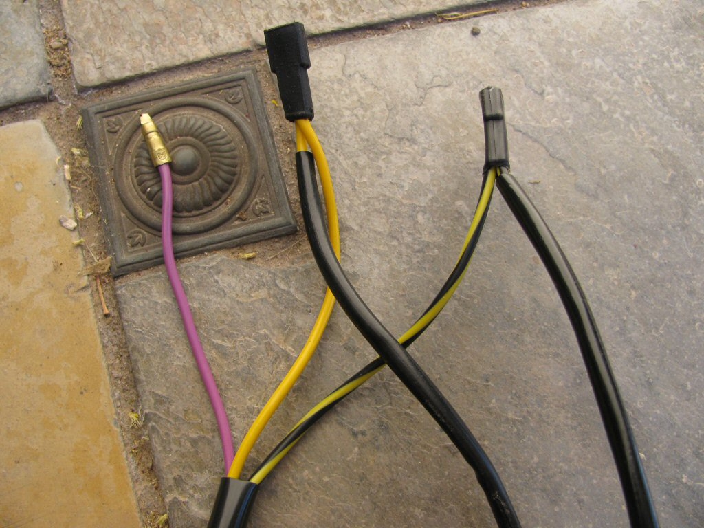 Sub-harness connecting the right handlebar switch (turn signals) to the fuse panel and the 3 connection female spade connector.